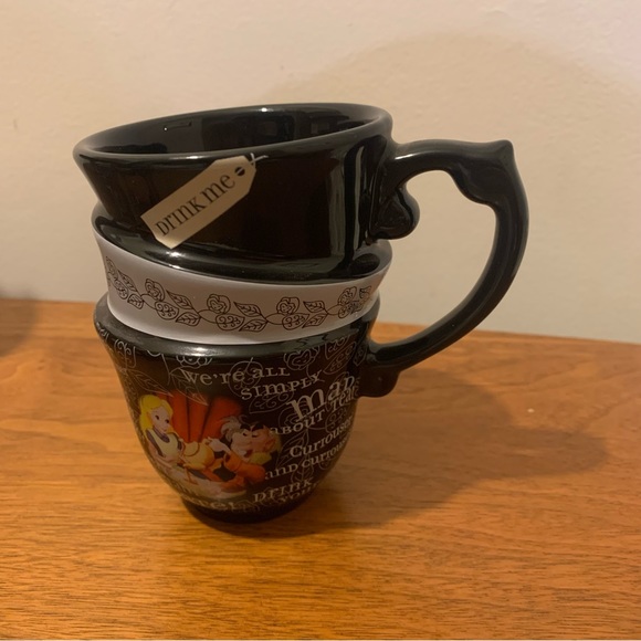 Alice in Wonderland Teacup - Picture 5 of 6